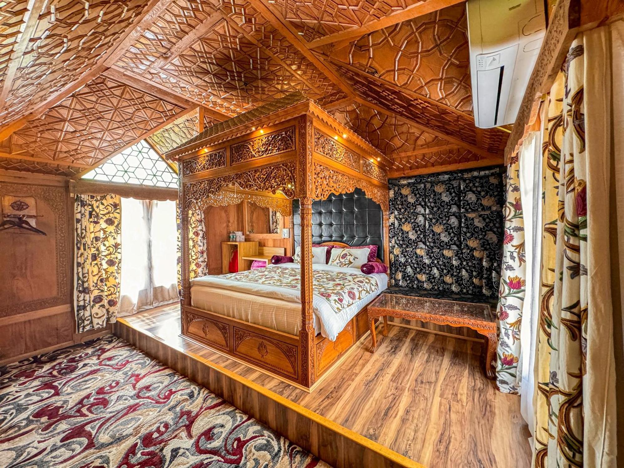 New Jacquline Heritage Houseboats Srīnagar Exteriér fotografie