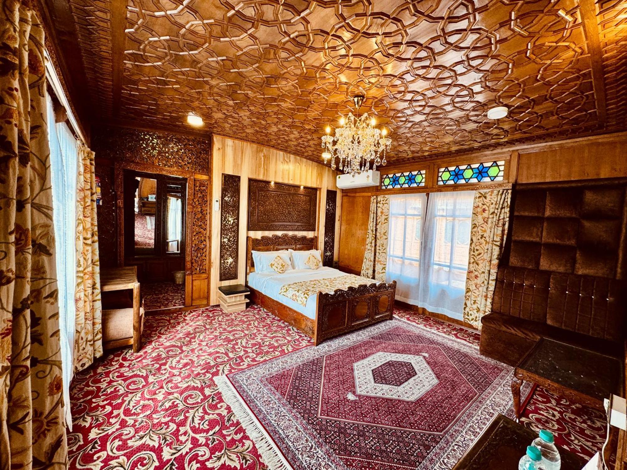 New Jacquline Heritage Houseboats Srīnagar Exteriér fotografie